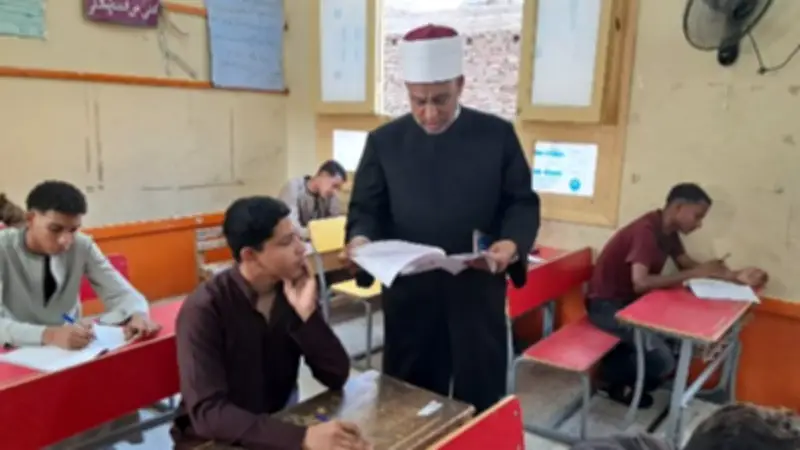 رئيس قطاع المعاهد الأزهرية يتفقد امتحانات الثانوية بقنا ويطمئن على سيرها