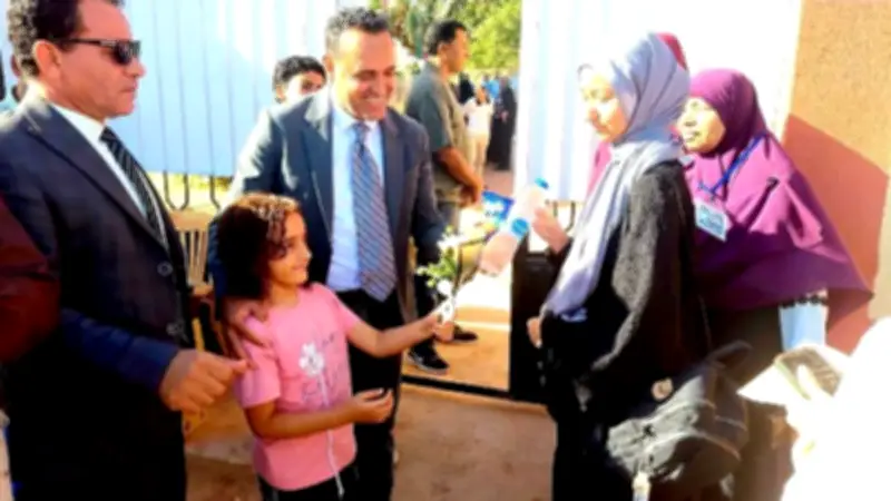 رئيس مركز بلاط يستقبل طلاب الثانوية بالورود والوجبات الخفيفة