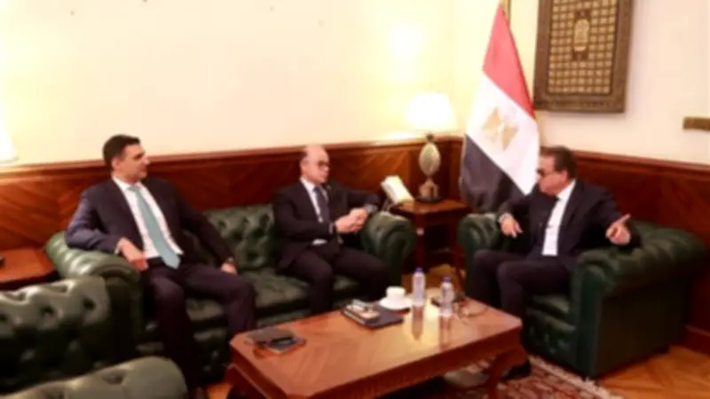 وزير الصحة يبحث تشريعاً جديداً للحد من المشروبات مرتفعة السكر