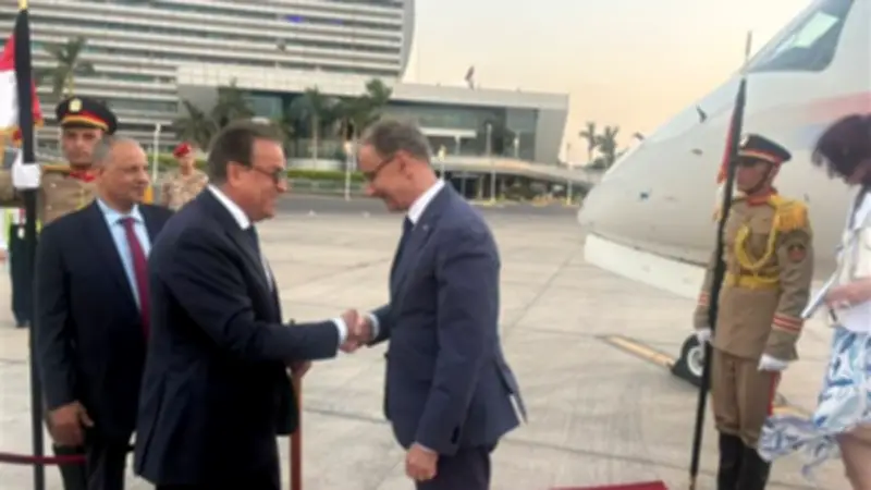 وزير الصحة يستقبل رئيس وزراء صربيا في مطار القاهرة لتعزيز التعاون الصحي