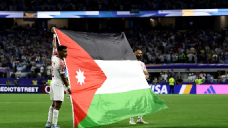 بالفيديو: طائرة التاريخ تحط في عمان.. النشامى بين الاستقبال الملكي وإشادة فيفا