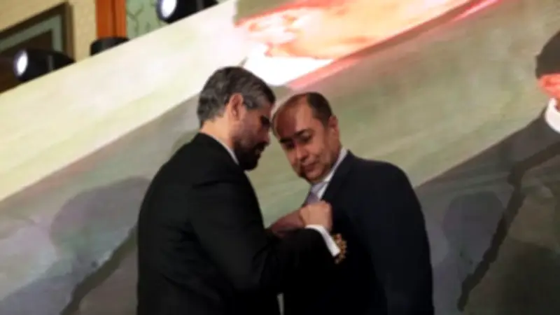 منح حسام زكي وسام التقدير الليبي.. والسفير يؤكد: تقليد إيجابي ورسالة تقدير
