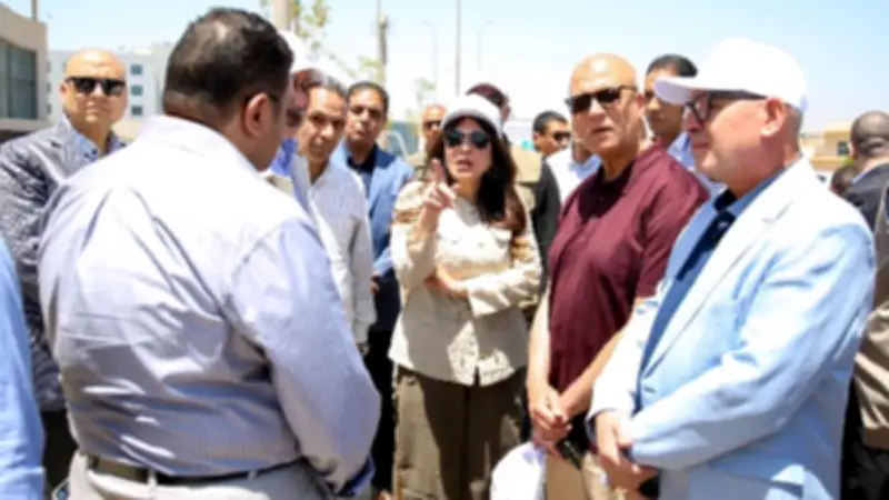 وزيرة الإسكان تتفقد أعمال التطوير والزراعة بمحور التسعين الشمالي ومنطقة البنوك بالقاهرة الجديدة
