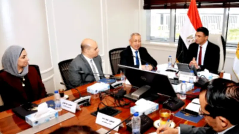 وزير الصناعة يبحث مع الأكاديمية العربية دعم المشروعات الناشئة وتأهيل الكوادر