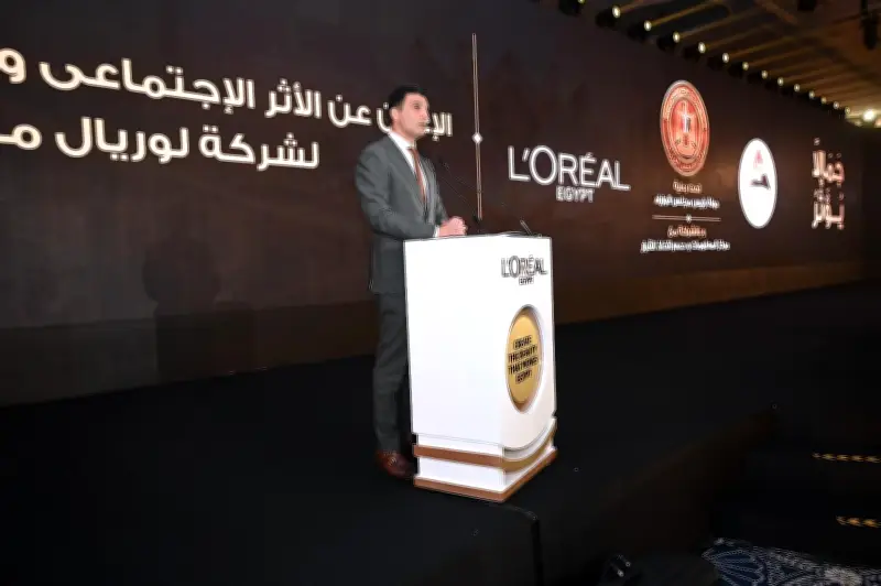 وزير الصناعة يستعرض أول ابتكار بالذكاء الاصطناعي لتحديد مستحضرات الشعر المناسبة بمصر