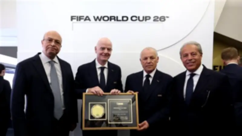 إنفانتينو يهدي أبو ريدة تذكار كأس العالم باسم الرئيس السيسي