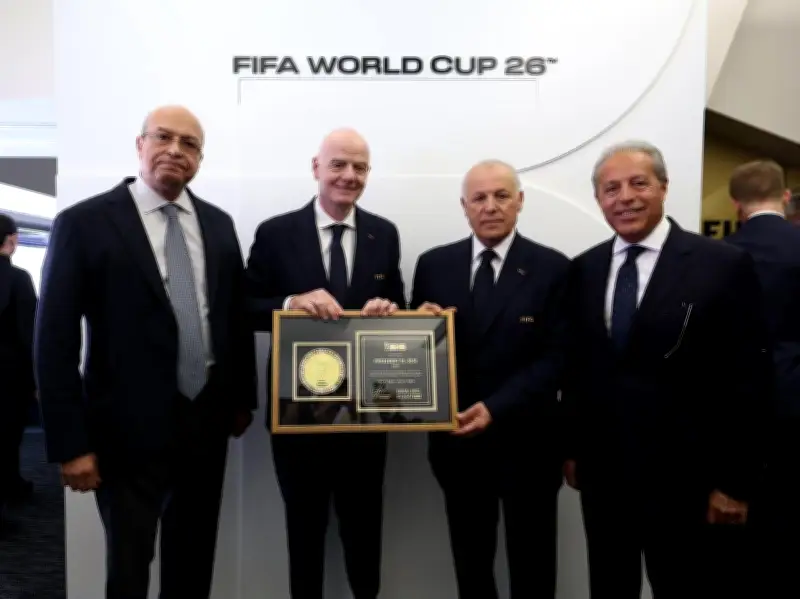 إنفانتينو يهدي أبو ريدة تذكار كأس العالم باسم الرئيس السيسي