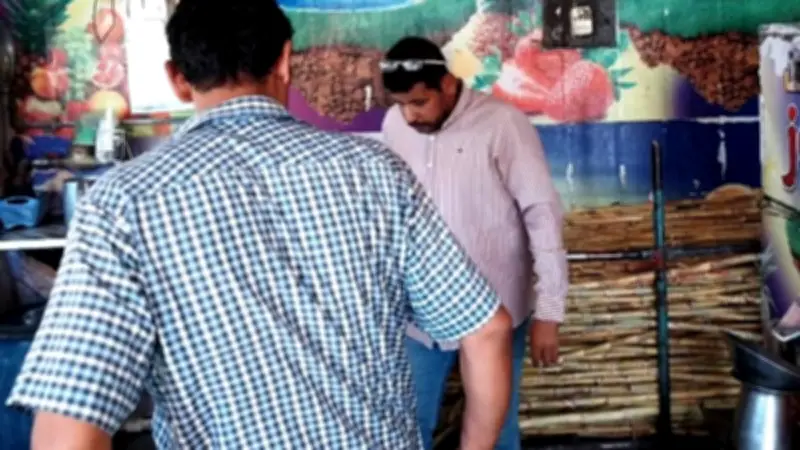 حملات تموينية مكثفة على محلات العصائر في أسوان لضمان سلامة المنتجات
