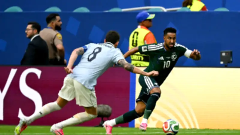 أسطورة العراق يحذر السعودية من قوة إسبانيا في كأس العالم