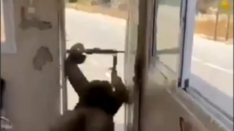 فيديو: جندي إسرائيلي يتعثر ويسقط هرباً من مسيرة حزب الله