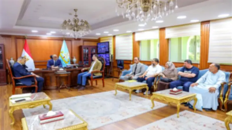 محافظ كفرالشيخ ينهي ملف أرض الجونة بعد 24 عامًا ويسلم العقود