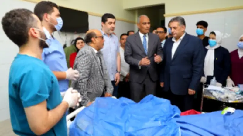 محافظ كفر الشيخ يطمئن على رئيسة قرية أصيبت أثناء عملها ويوجه بتوفير الرعاية