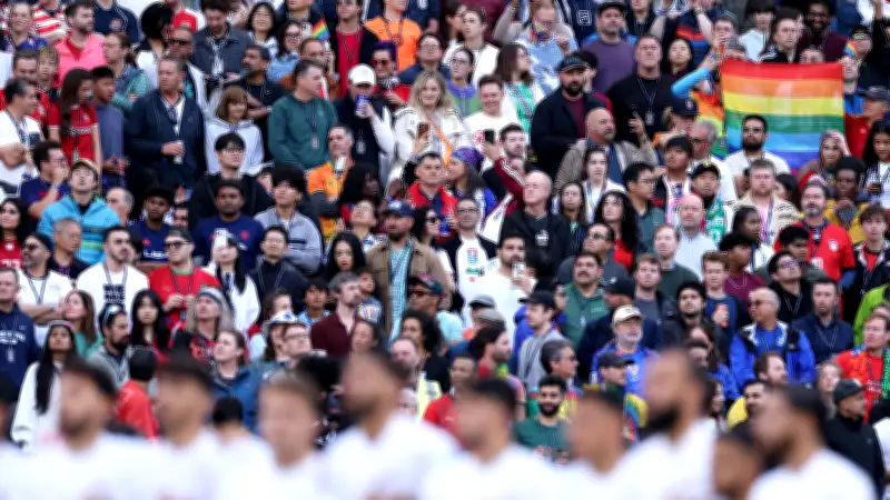 أعلام دعم المثليين تظهر في مدرجات مباراة مصر وإيران بكأس العالم رغم الاعتراضات
