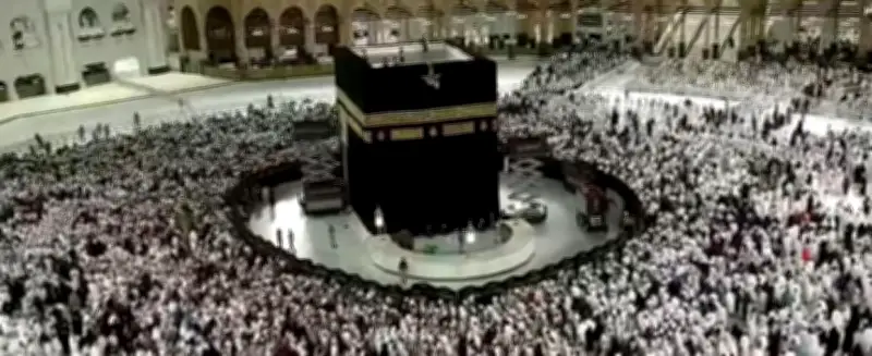 مراسم تغيير كسوة الكعبة المشرفة من المسجد الحرام بمكة المكرمة بث مباشر