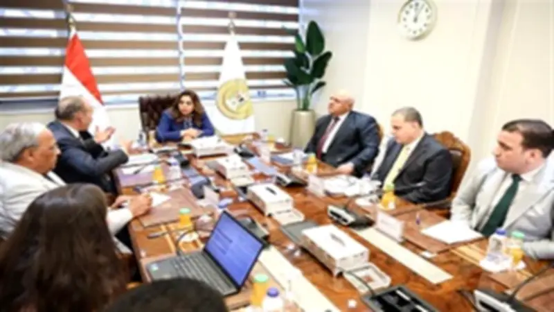 وزيرة التنمية المحلية تتابع سير العمل والمشروعات التنموية بالمحافظات