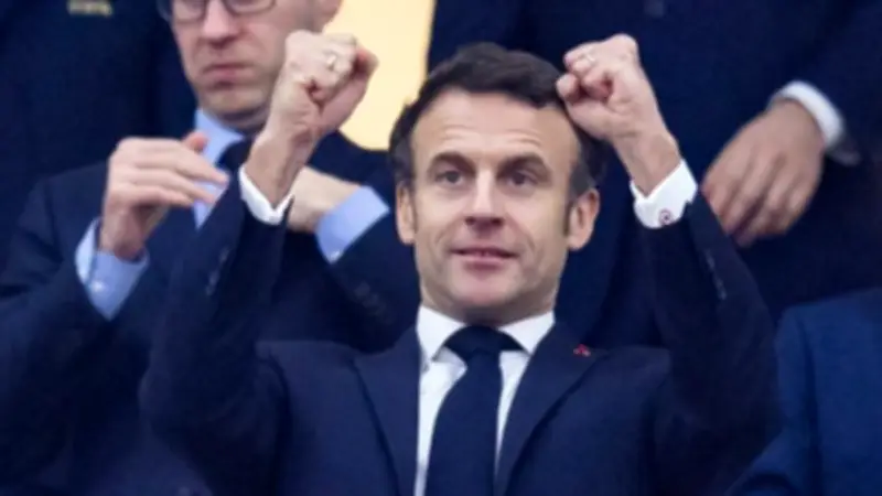 ماكرون يهنئ منتخب فرنسا بعد الفوز على السنغال في مونديال 2026