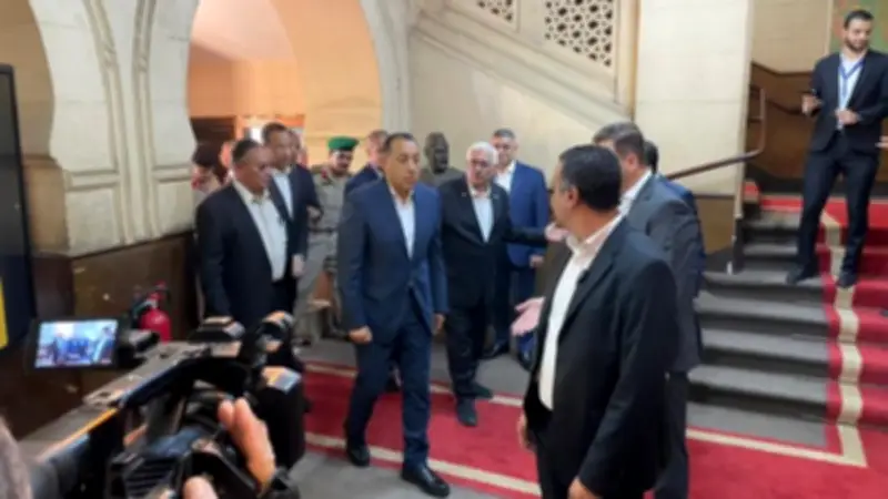مدبولي يتفقد الجمعية الجغرافية المصرية ويطلع على كنوزها