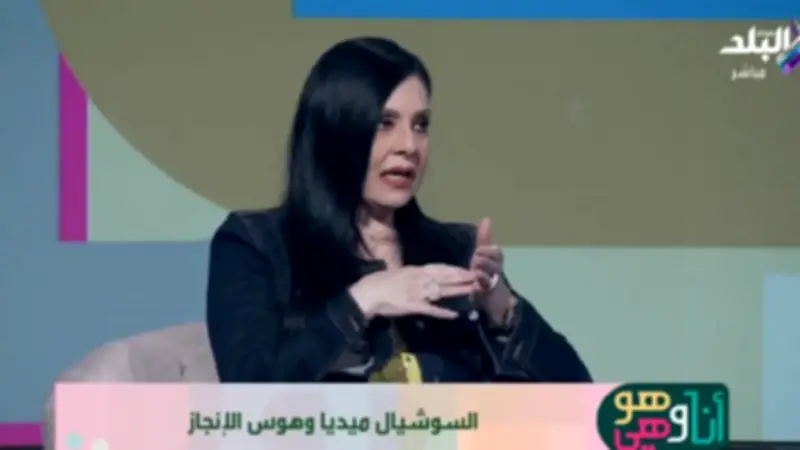 استشاري صحة نفسية: السوشيال ميديا تزيد المقارنات وتغذي هوس الإنجاز