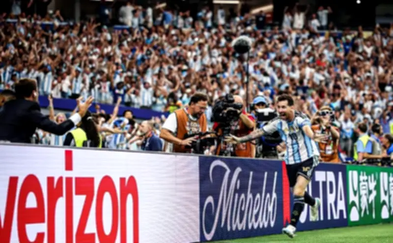 ميسي يقود الأرجنتين للفوز على النمسا والتأهل لدور الـ32 بكأس العالم فيديو