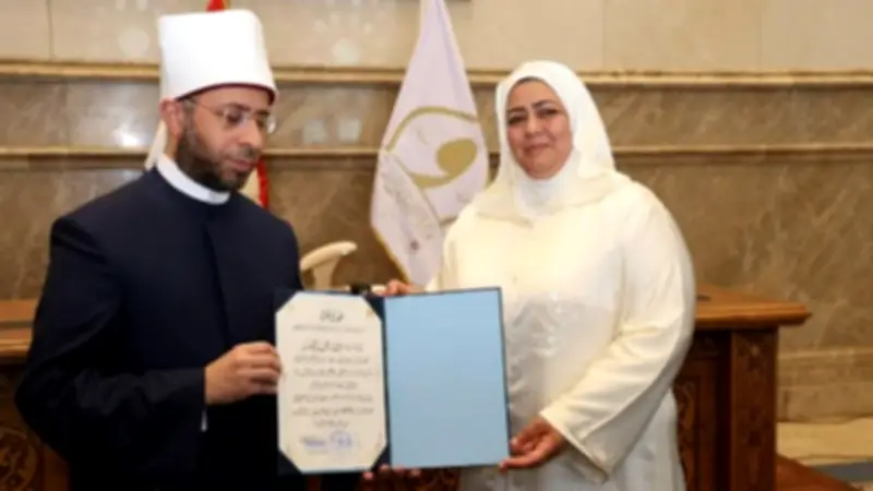 وزير الأوقاف يكرم وفاء محمد أبو سنة تقديرًا لخدمتها القرآن الكريم