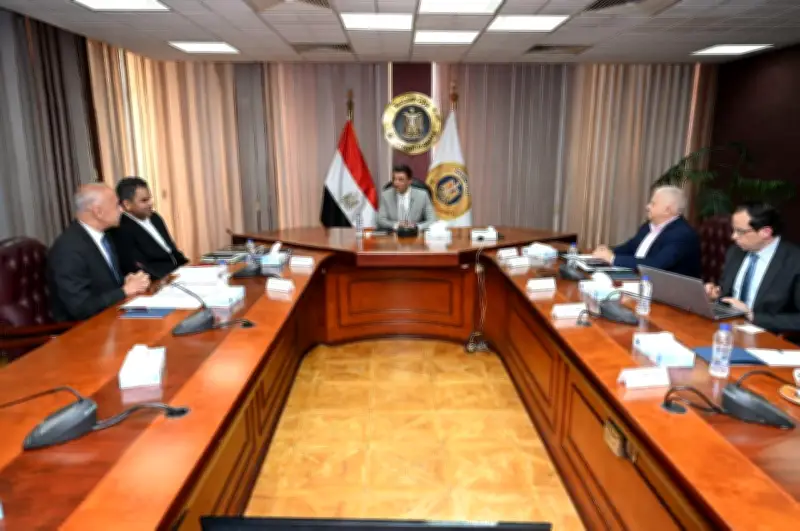 وزير الصناعة يبحث توطين شواحن السيارات الكهربائية وأنظمة الطاقة مع أونا