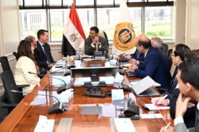 وزير الصناعة: مكون محلي 80% وتصدير لـ35 دولة في صناعة الشنادر الكهربائية