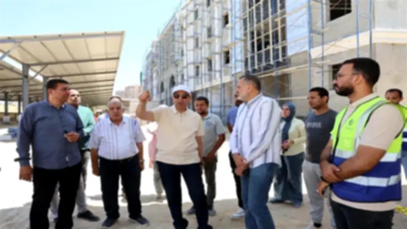 محافظ المنيا يتفقد التشطيبات النهائية للسوق الحضري في مشروع تطوير الحبشي