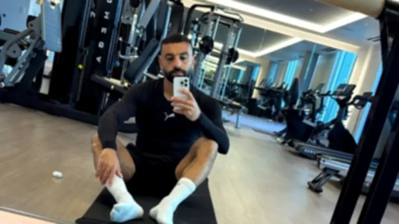 محمد صلاح يستعرض لياقته البدنية من الجيم ويتصدر تفاعل الجماهير