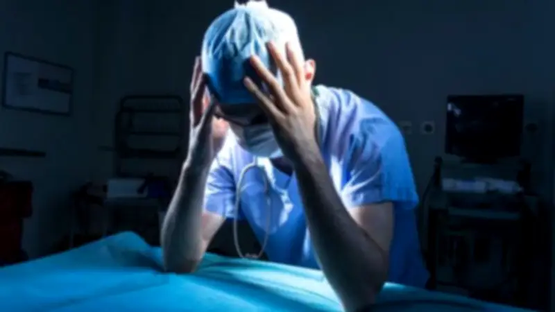 أم تستغيث بعد تحول عملية بسيطة لكيس مبيض إلى إعاقات ومضاعفات خطيرة