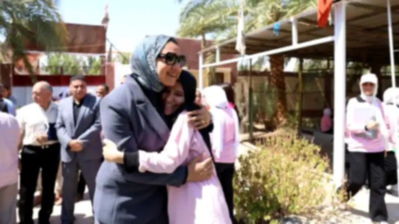محافظ الوادي الجديد تحتضن طالبة بحنان الأم أثناء جولة بلجان الثانوية العامة