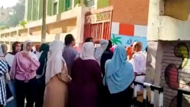 أولياء أمور طلاب الثانوية العامة بالغربية ينتظرون أبناءهم بقلق
