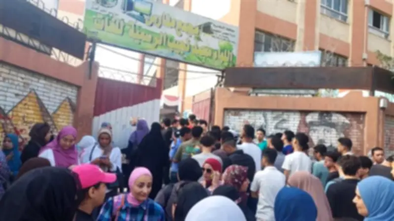 أولياء أمور طلاب الثانوية العامة ينتظرون أبناءهم في محيط لجان الإسكندرية