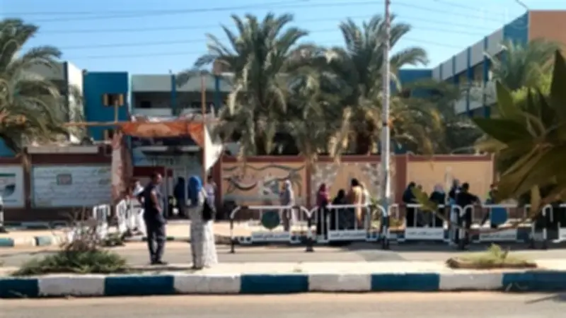 أولياء أمور ينتظرون أبناءهم أمام لجان الثانوية العامة بالوادي الجديد