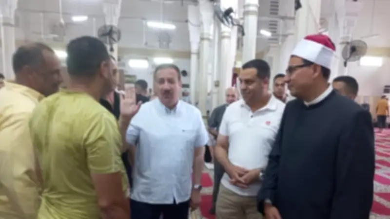 محافظ بورسعيد يؤدي صلاة الجمعة ويلتقي بالمواطنين للاستماع لمطالبهم