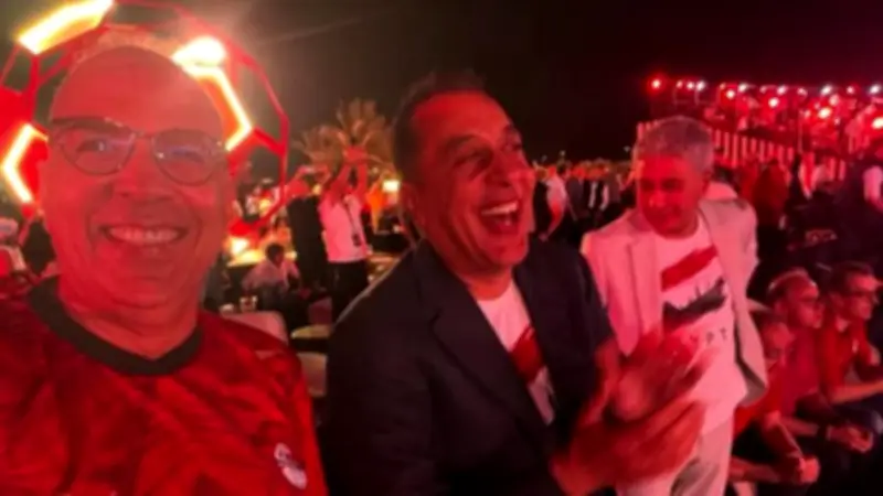 رئيس الوزراء ووزيران يحتفلون بهدف مصر في شباك بلجيكا في مشهد عفوي