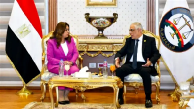 النائب العام يشهد تسليم 52 قطعة أرض للتنمية المحلية بعد إخلائها من المركبات
