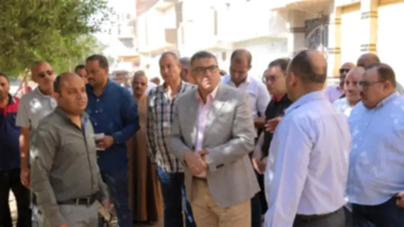 محافظ قنا يتفقد قرى نجع حمادي لمتابعة مقترحات الخطة الاستثمارية