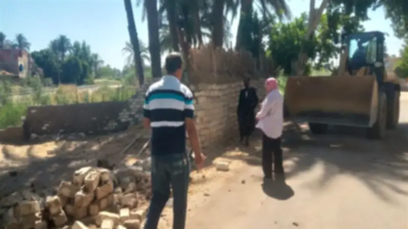 محافظ قنا يأمر بإزالة فورية لتعدٍ على حرم الري بقرية الشعانية