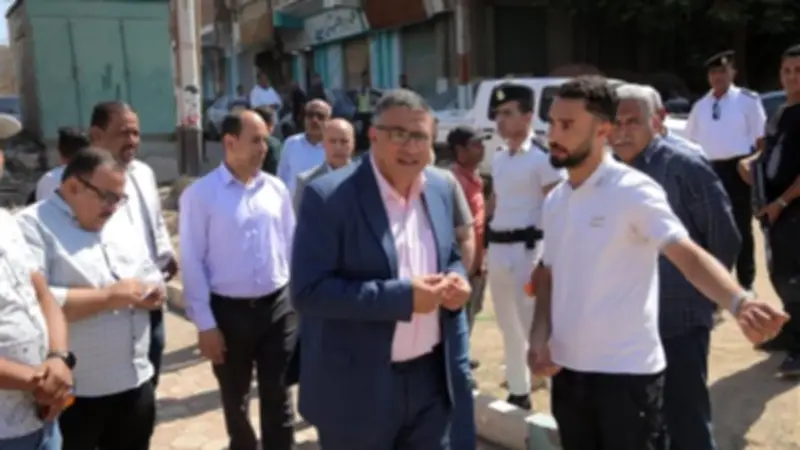 محافظ قنا يوجه بإزالة الإشغالات ونقل مخازن فرز القمامة بمدينة دشنا