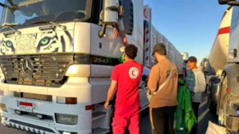 الهلال الأحمر: قافلة «زاد العزة» الـ212 تحمل 2666 طنًا من المساعدات لغزة