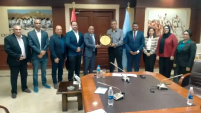 محافظ البحر الأحمر يوجه ببحث مطالب نقابة الأطباء بشأن تراخيص العيادات وسكن الأطباء