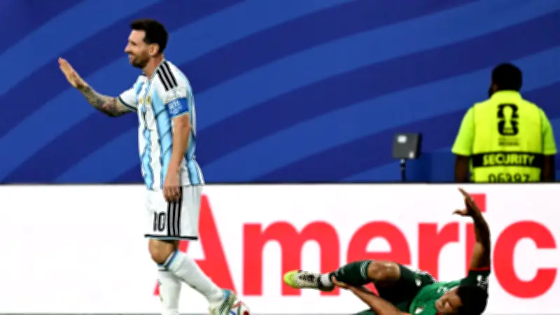 خبير تحكيمي: ميسي محظوظ بعدم طرده في مباراة الجزائر بكأس العالم