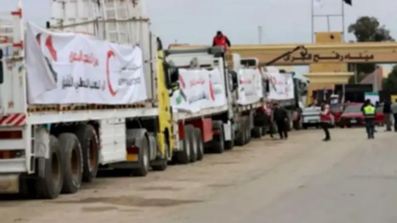 استئناف إدخال شاحنات المساعدات والوقود إلى قطاع غزة الأحد