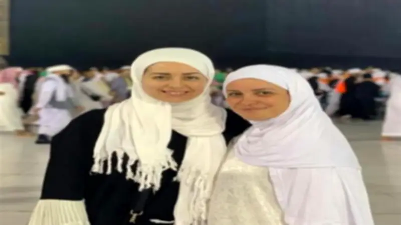 ريهام عبدالغفور تنشر صورة دعاء لهبة مجدي من أمام الكعبة