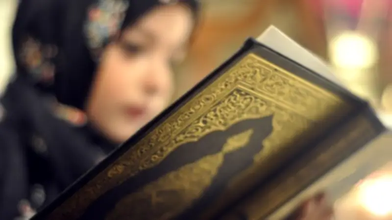 حكم تحفيظ الرجل القرآن للفتيات بعد البلوغ.. الإفتاء توضح الضوابط الشرعية
