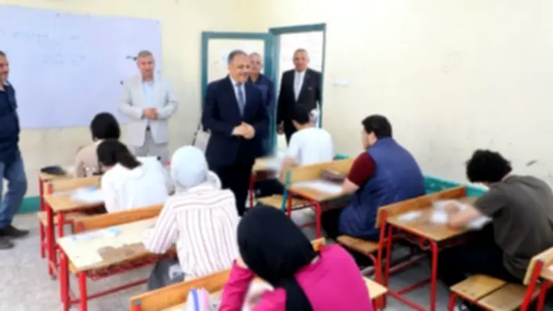 محافظ الشرقية يتفقد لجان امتحانات الثانوية العامة بالزقازيق ويطمئن على جاهزيتها