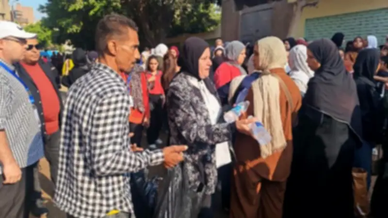 رئيس مدينة شبرا الخيمة توزع المياه والعصائر على طلاب الثانوية العامة