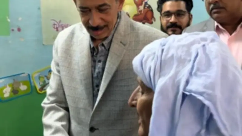 محافظ سوهاج يستمع لمواطن خلال تفقد قافلة الأطراف ويوجه بفحص حالته