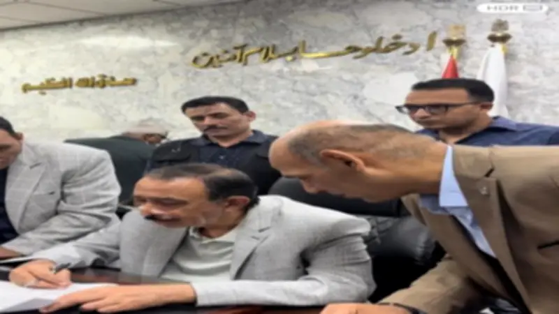 محافظ سوهاج يستجيب لفتاة من ذوي الهمم بلغة الإشارة ويوجه بتوفير فرصة عمل