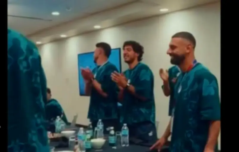 احتفال خاص بعيد ميلاد محمد صلاح داخل معسكر المنتخب المصري (فيديو)
